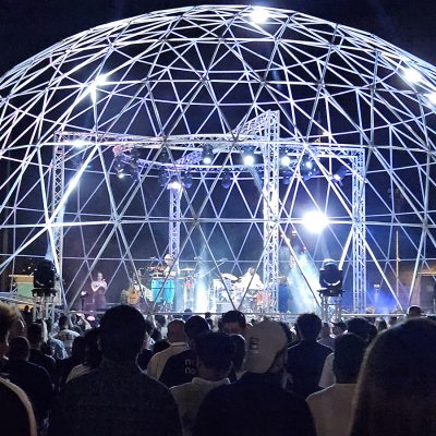 Ein Konzert auf Malta, die Bühne ist eine Halbkuppel aus einer Art Gerüst