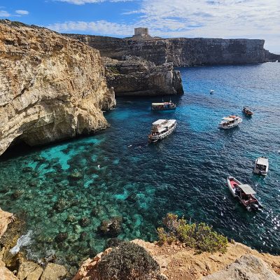 Eine türkisfarbene Bucht in Malta