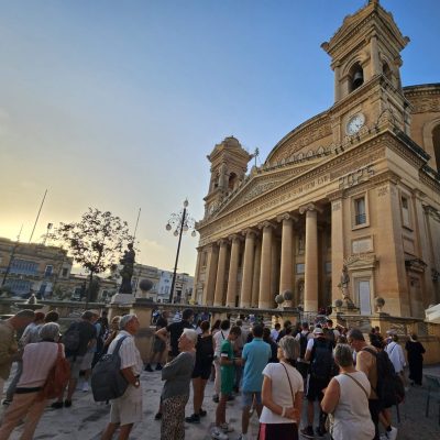 Vor einer Kirche in Malta, viele Besucher:innen: Rotunda von Mosta