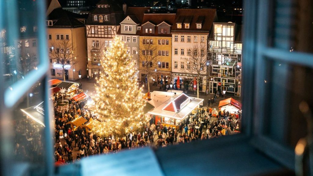 Blick auf den Jenaer Weihnachtsmarkt aus dem Fenster des Rathausturmes