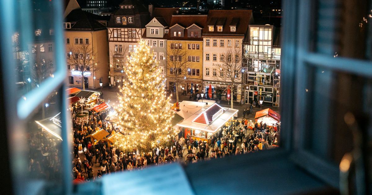 Blick auf den Jenaer Weihnachtsmarkt aus dem Fenster des Rathausturmes