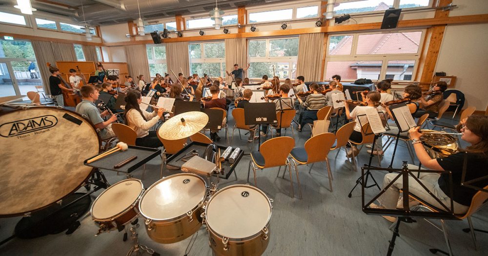 JSO und Austauschgäste aus Oulu proben in der Musik- und Kunstschule Jena