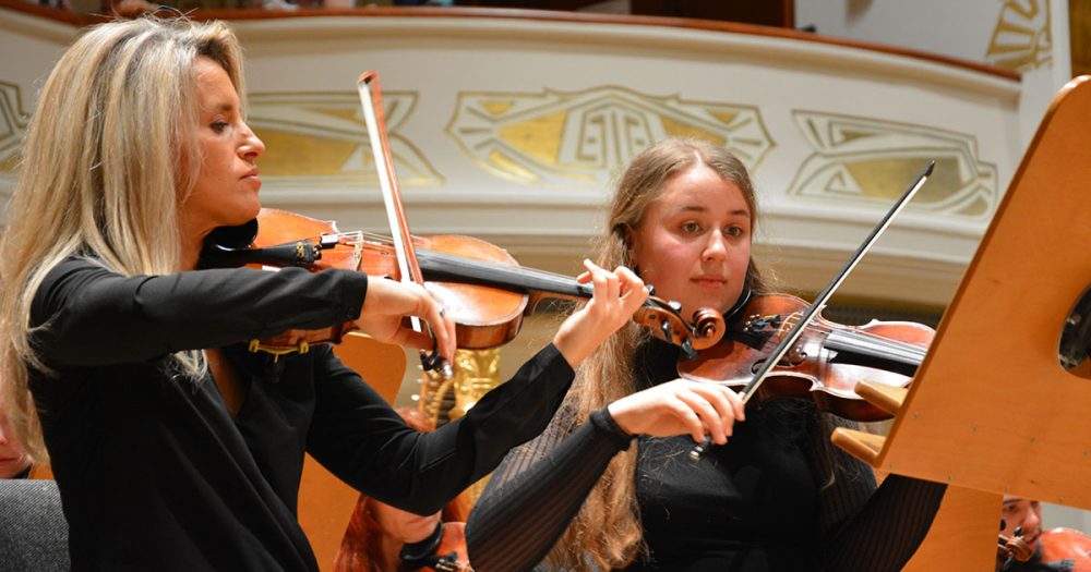 Geigerin der Jenaer Phliharmonie und Geigerin der MKS Jena auf der Bühne beim Format "tutti pro"