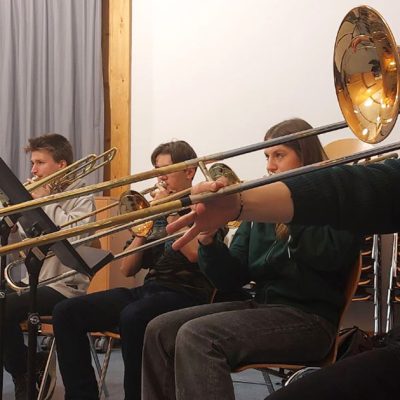 Musiker aus der Jenaer Philharmonie und Jugendliche aus dem JSO bei der gemeinsamen Blechbläserprobe