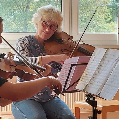 Patin Monika Steinhöfel beim Proben mit den Bratschen des JSO