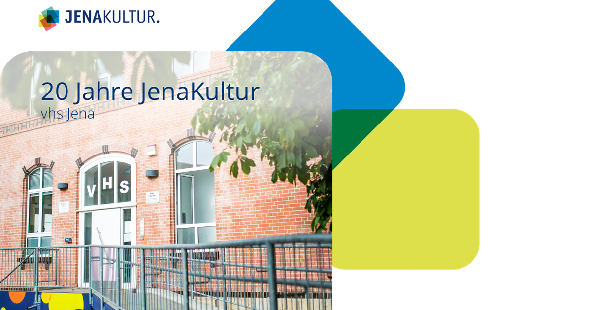 VHS Hauptgebäude von außen mit Überschrift "20 Jahre JenaKultur vhs Jena"