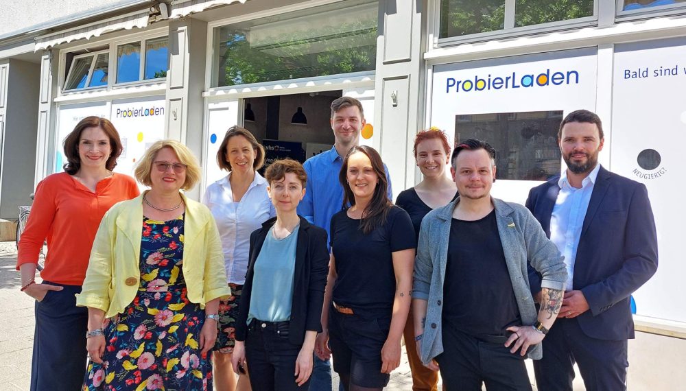 neuen Personen vor dem ProbierLaden