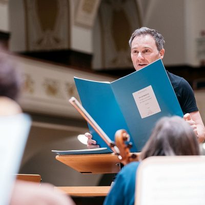 Andrea Lorenzo Scartazzini bei einer Probe mit der Jenaer Philharmonie