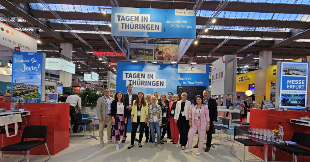 Gruppenfoto am Stand des Convention Bureau Thüringen mit Mitarbeitenden aus verschiedenen Thüringer Destinationen