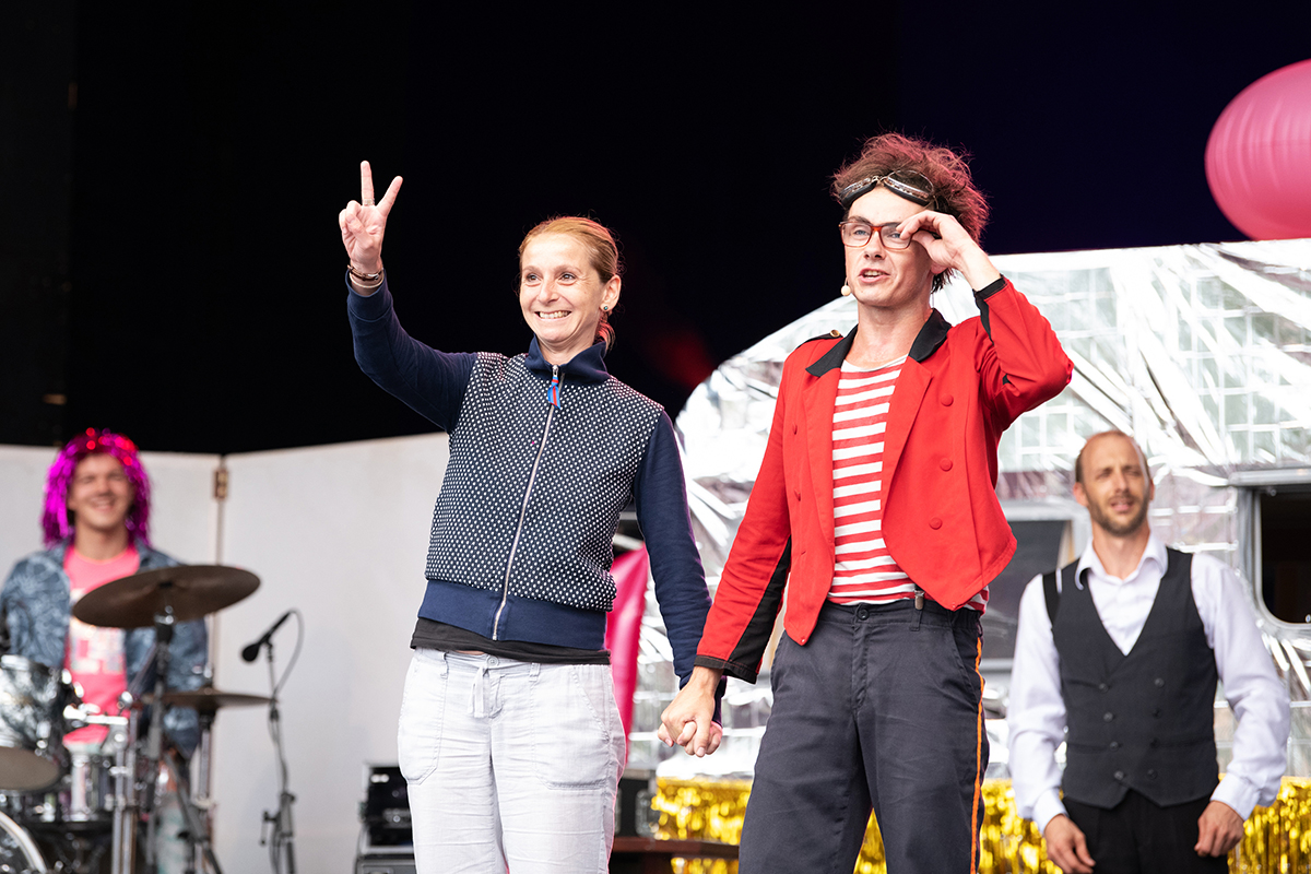 Heike Faude verabschiedet sich 2018 als Produktionsleiterin auf der Bühne vom Publikum, daneben Kaosclown