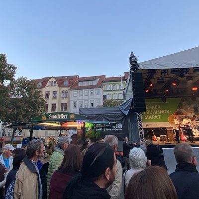Jenaer Frühlingsmarkt: Pangea - The Beatles Revival Band, Blick auf die Bühne