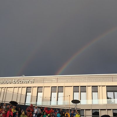 Kulturarena & EAB Jena in direkter Nachbarschaft: Regen, Sonne, Regenbogen beim Open-Air-Konzert im Herzen von Jena
