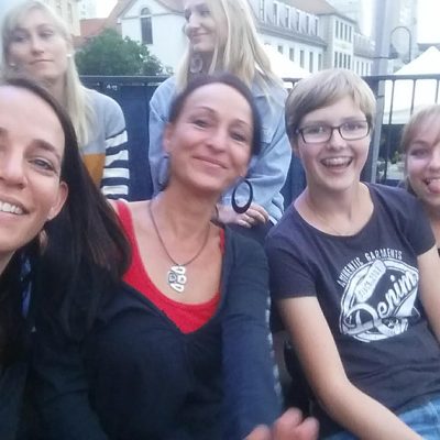 Kulturarena Jena: Freudige Fans, Selfie von 4 Frauen