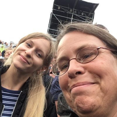 Kulturarena Jena: Freudige Fans, Selfie von 2 Frauen