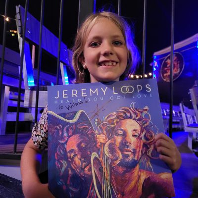 Kulturarena Jena: Junges Publikum, ein kleines Mädchen zeigt stolz die unterschriebene Jeremy Loops-LP