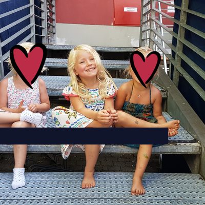 Kulturarena Jena: Junges Publikum: 3 kleine Mädels sitzen barfuß auf einer Treppe