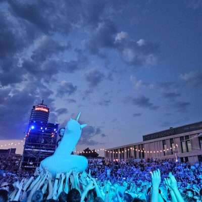 Kulturarena Jena: Olli Schulz-Konzert: Ein aufgeblasenes Einhorn, darauf ein Mann, der über das Publium stage dived