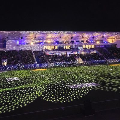 Jenaer Philharmonie: Weihnachtssingen in der ad hoc-Arena, Blick auf das halbe, im Dunkel toll erleuchtete Stadion