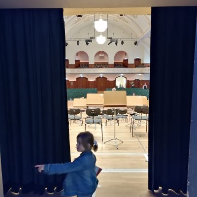 Volkshaus Jena: Blick hinter die Kulissen zur Eröffnung nach der Sanierung, ein kleines Mädchen steht hinter der Bühne