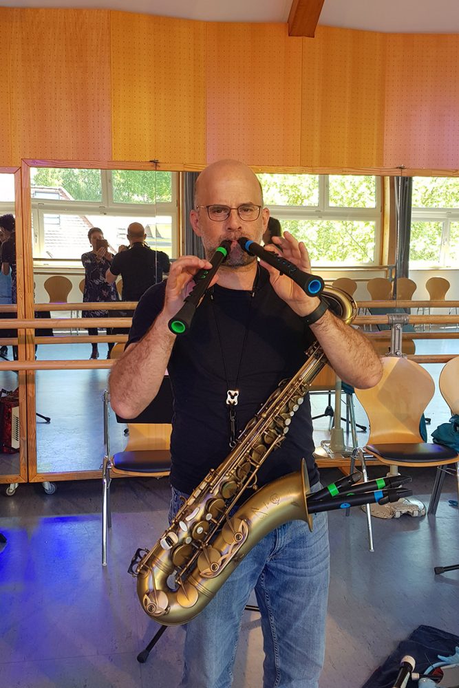Musikschullehrer Frank Rebner mit Instrumenten