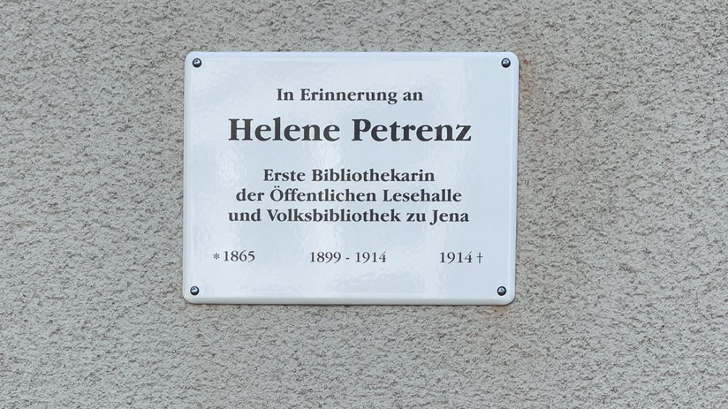 Die neue Gedenktafel für Helene Petrenz am Volkshaus Jena