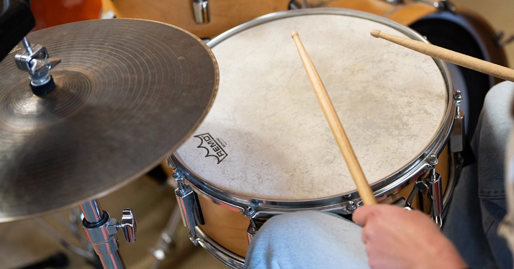 Detailaufnahme von einem Schlagzeug mit Drumsticks