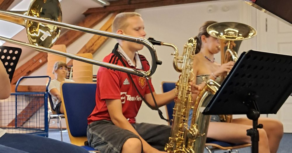 Schüler:innen musiszieren auf der Probenfahrt nach Sondershausen