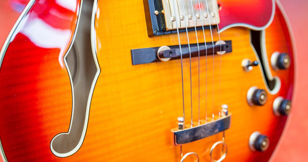 Detailaufnahme einer Western-Gitarre