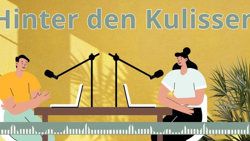 Headergrafik vom Podcast von Frida Schreiber: "Hinter den Kulissen"-Schriftzug & 2 Personen an einem Tisch mit Mikros, eine Palme, Laptops