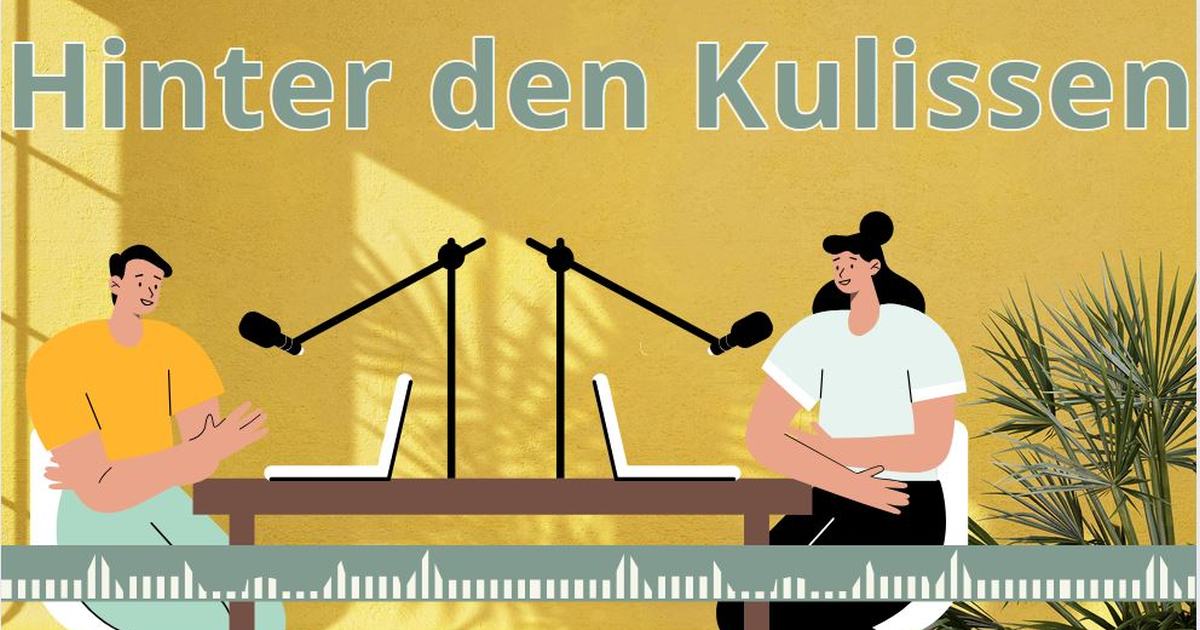Headergrafik vom Podcast von Frida Schreiber: "Hinter den Kulissen"-Schriftzug & 2 Personen an einem Tisch mit Mikros, eine Palme, Laptops