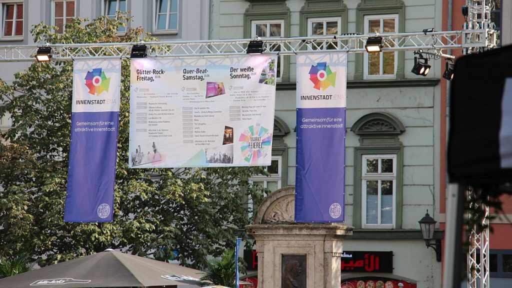 Blick auf den Jenaer Marktplatz mit Plakaten der Marktfeierei