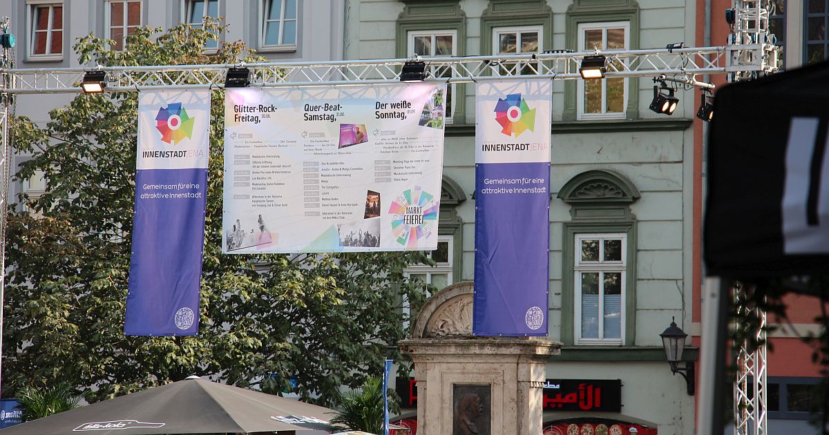 Blick auf den Jenaer Marktplatz mit Plakaten der Marktfeierei