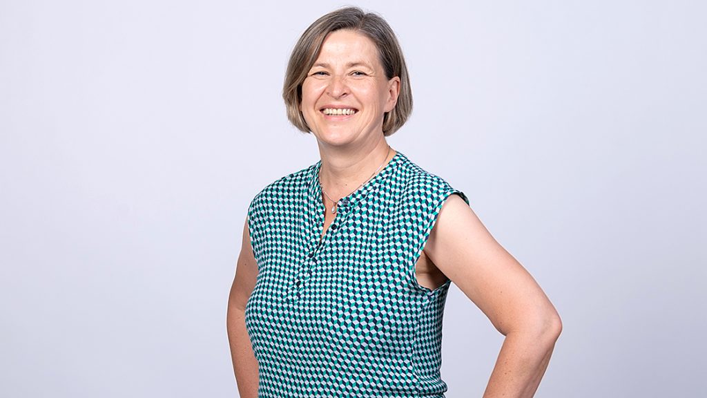 Katja Müller, Leiterin der Ernst-Abbe-Bücherei Jena, im Portrait, eine lachende selbstbewusste Frau