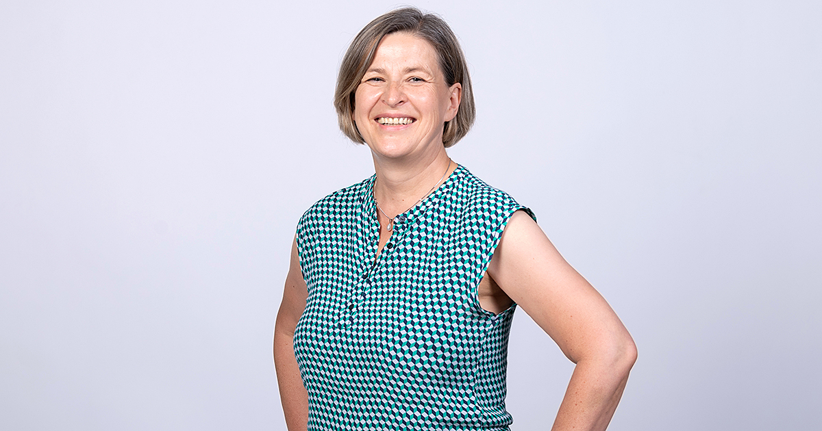 Katja Müller, Leiterin der Ernst-Abbe-Bücherei Jena, im Portrait, eine lachende selbstbewusste Frau