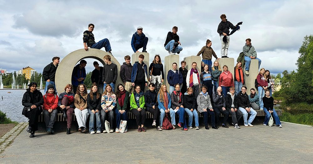 Das Jugendsinfonieorchester der Musik- und Kunstschule Jena hat sich auf, in und vor dem Schriftzug "Oulu" zu einem Gruppenbild versammelt