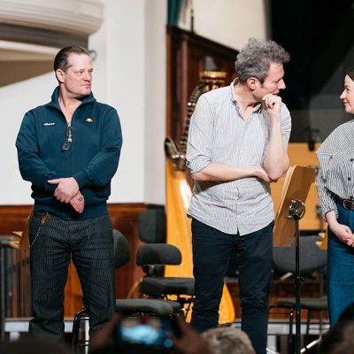 Schauspieler, Generalmusikdirigent und Artist in Resident der Jenaer Phliharmonie bei der Premiere von Theresa Wolff