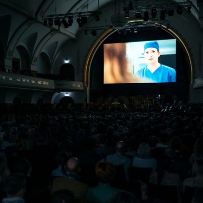 Leinwand mit Filmszene bei der Premiere von Theresa Wolff im Volkshaus Jena