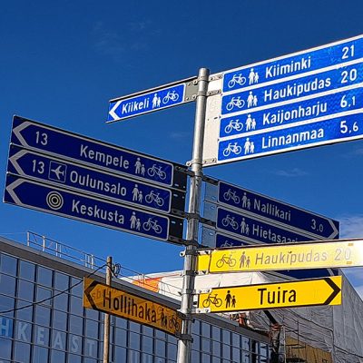 Wegweiser in Oulu mit Beschilderung in Finnisch