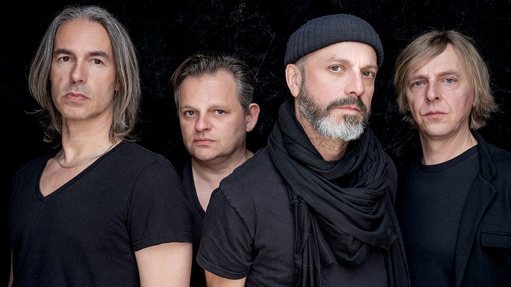 Bandfoto vor schwarzem Hintergrund SELIG