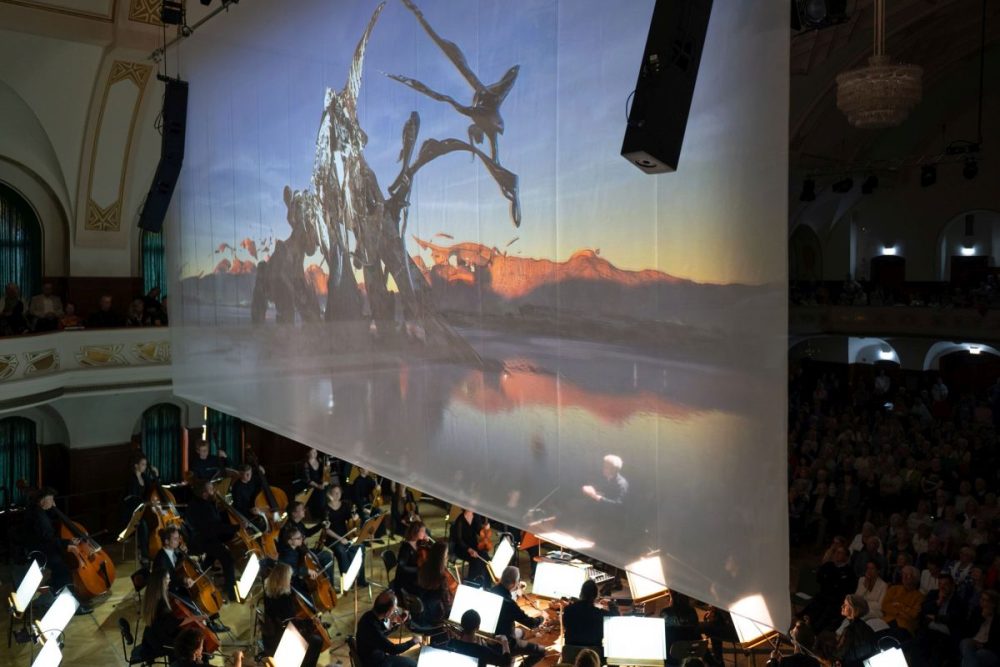 Lichtkunst über dem Orchester der Jenaer Philharmonie