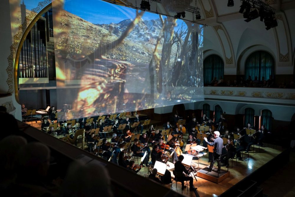 Lichtkunst über dem Orchester der Jenaer Philharmonie