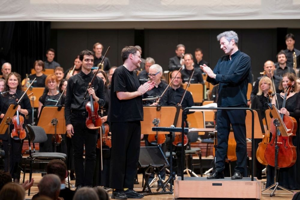 Robert Seidel auf der Bühne mit Orchester und Dirigent
