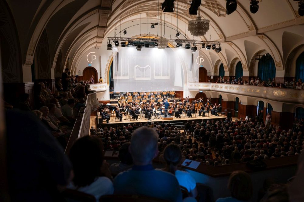 Blick auf die Bühne im Volkshaus Jena mit Orchester