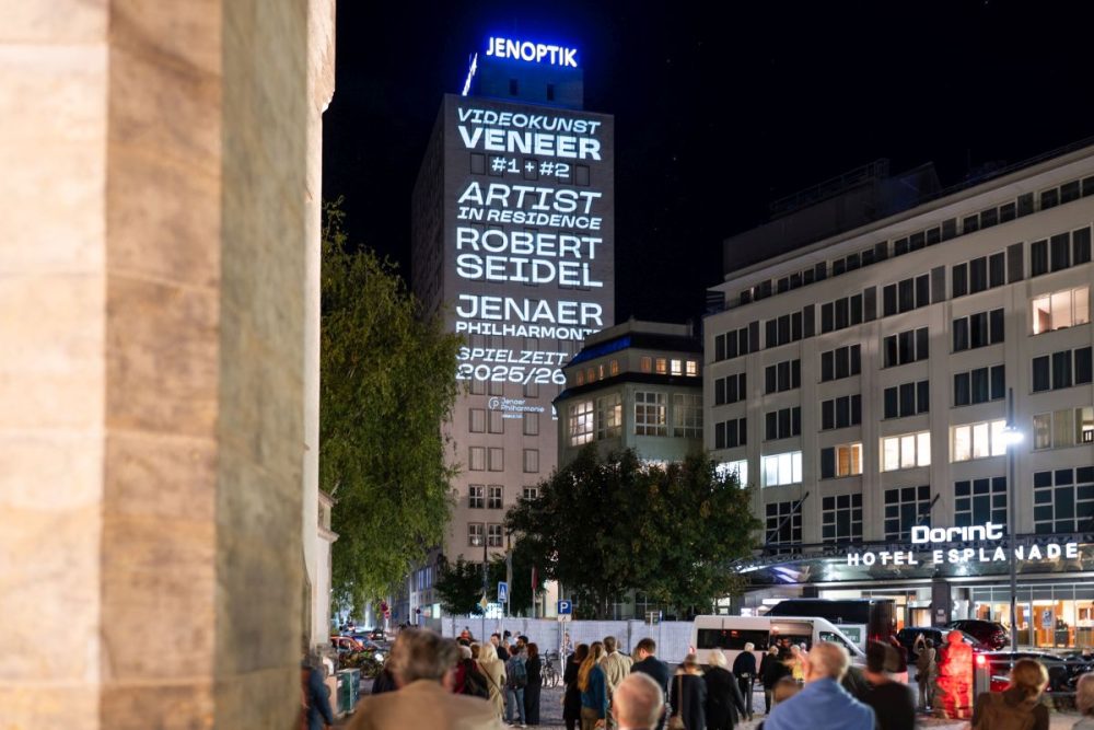 Jenoptik-Gebäude mit Lichtkunst an der Fassade