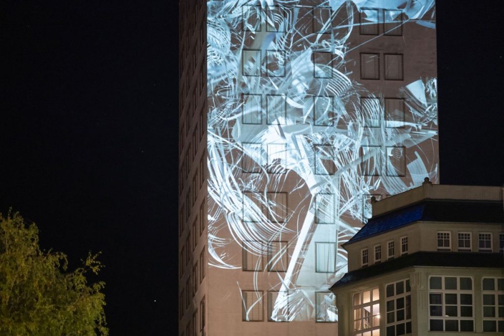 Jenoptik-Gebäude mit Lichtkunst an der Fassade