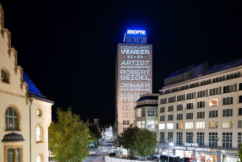 Jenoptik-Gebäude mit Lichtkunst an der Fassade