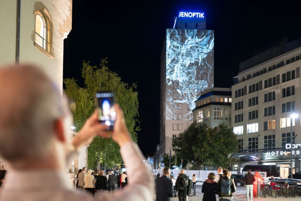 Jenoptik-Gebäude mit Lichtkunst an der Fassade