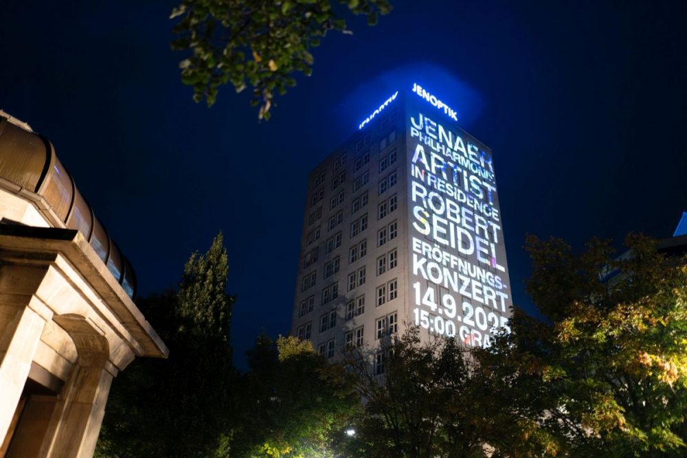 Blick auf das Gebäude von JenOptik mit Lichtkunst auf der Fassade