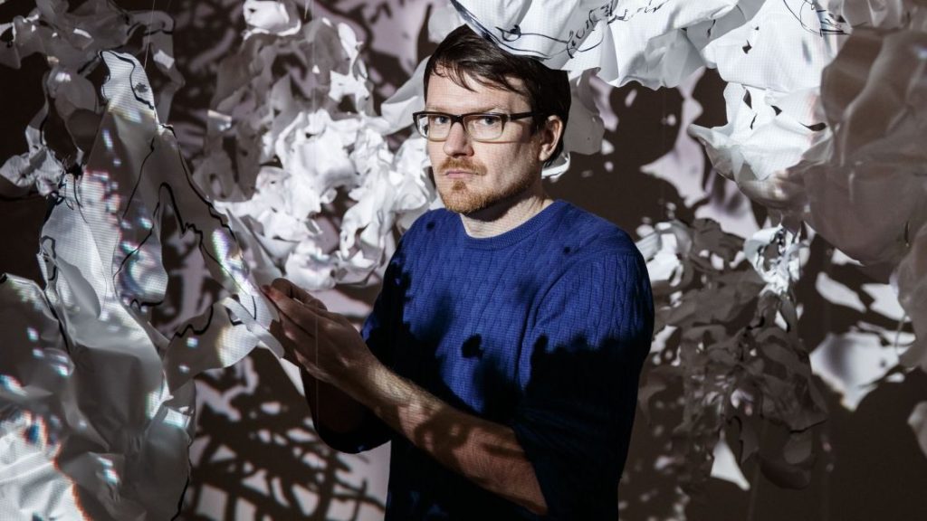 Robert Seidel steht in einer Kunstinstallation