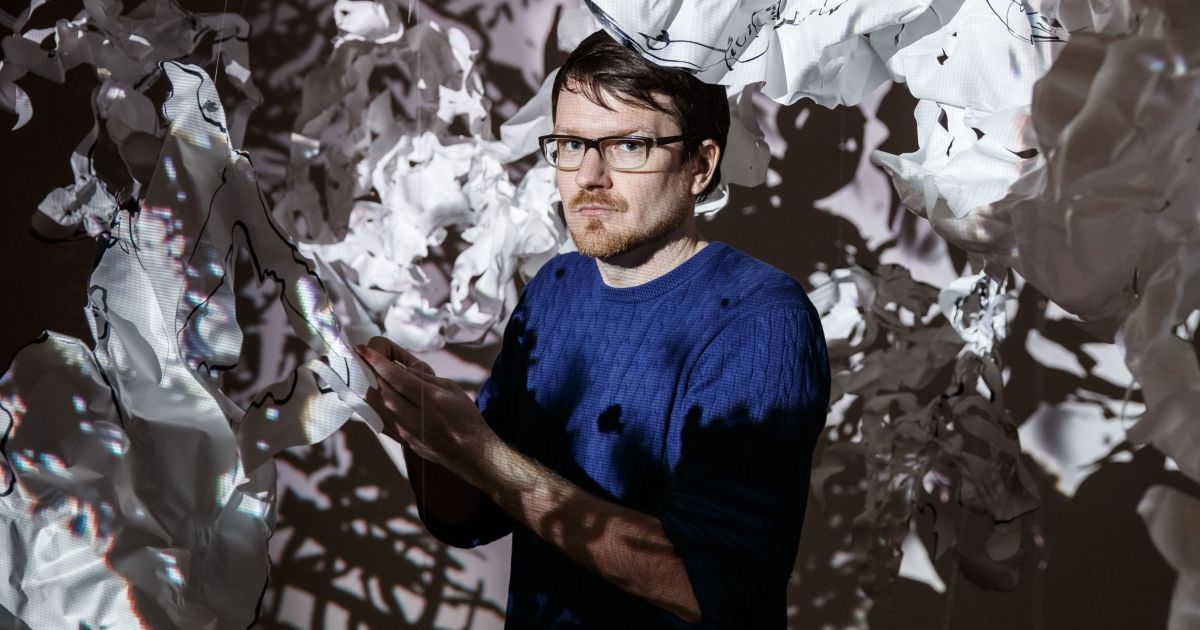 Robert Seidel steht in einer Kunstinstallation